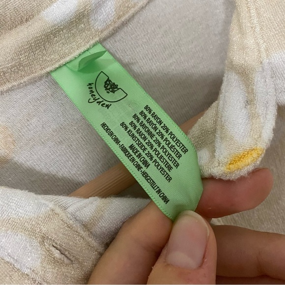 Women's Daisy Print Terrycloth Cream Button Down Short Sleeve Top - Picture 3 of 7